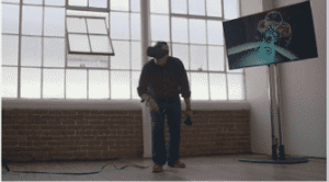 Homme en train de tester un casque de réalité augmentée